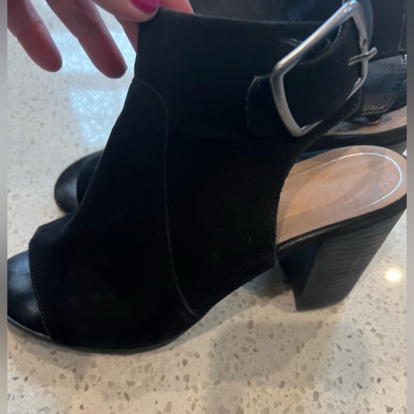 VIONIC Blakley Black Open Toe Sandal Block Heel with Concealed Orthotics. Size 8 - Picture 9 of 9